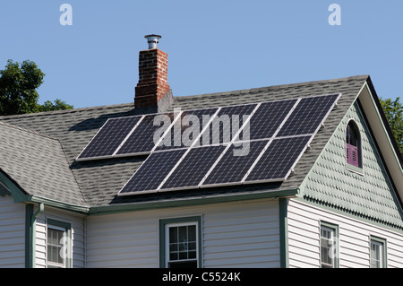 Photovoltaik-Solarzellen am Dach des Hauses Stockfoto