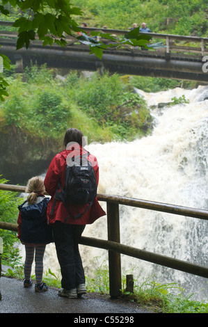 Besucher des höchsten Wasserfalls Deutschlands in Triberg, Schwarzwald, Baden-Wurttemberg Stockfoto