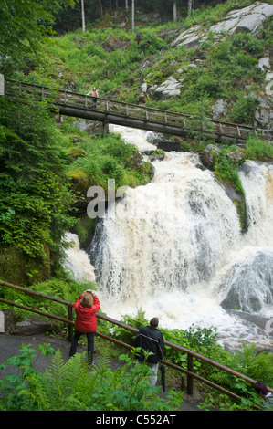 Besucher des höchsten Wasserfalls Deutschlands in Triberg, Schwarzwald, Baden-Wurttemberg Stockfoto