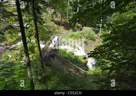 Besucher des höchsten Wasserfalls Deutschlands in Triberg, Schwarzwald, Baden-Wurttemberg Stockfoto