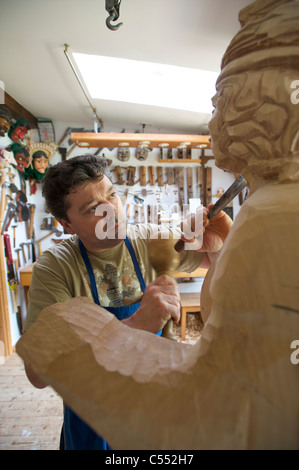 Holzschnitzer arbeiten auf eine große Skulptur in seiner Werkstatt in Titisee, Schwarzwald, Deutschland Stockfoto