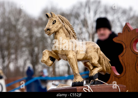 Die Niederlande, Witmarsum, Antike mit Pferd und Schlitten. In der Nähe von kleinen Statue auf Schlitten. Stockfoto