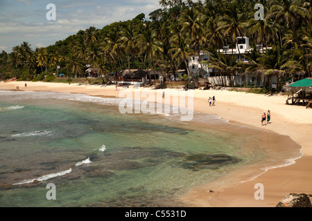 Touristen am Traumstrand in Mirissa, Sri Lanka Stockfoto