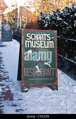 Niederlande, Hindeloopen, niederländische Hauptstadt des Eislaufs Kultur. Zeichen der dazugehörigen Skating Museum Restaurant. Stockfoto