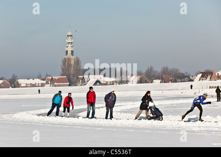 Die Niederlande, Hindeloopen, Eislaufen auf dem See namens IJsselmeer. Stockfoto