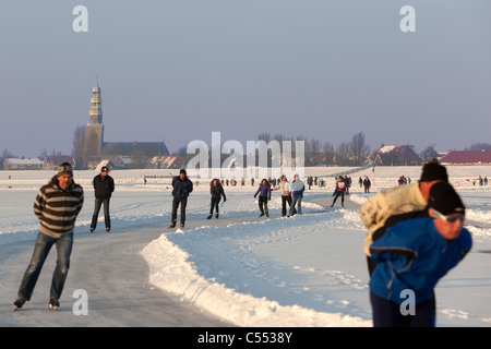 Die Niederlande, Hindeloopen, Eislaufen auf dem See namens IJsselmeer. Stockfoto