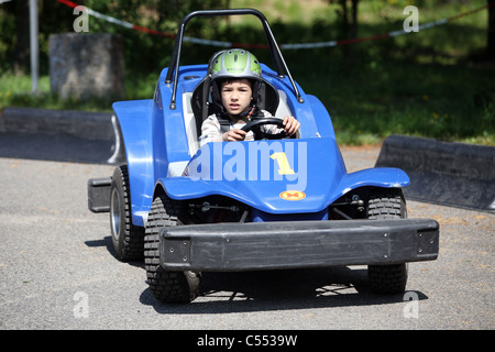 Ein Junge auf einem Karrenweg, Berlin, Deutschland Stockfoto