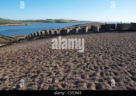 Drachen Zähne, Beton anti-tank Hindernisse, die noch auf Chesil Beach seit dem Zweiten Weltkrieg. Abbotsbury, Dorset, England, Vereinigtes Königreich. Stockfoto