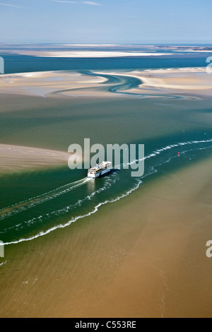 Niederlande, Insel Terschelling, Gruppe von Inseln genannt Wattenmeer. UNESCO-Weltkulturerbe. Bei Ebbe. Fähre. Luft. Stockfoto