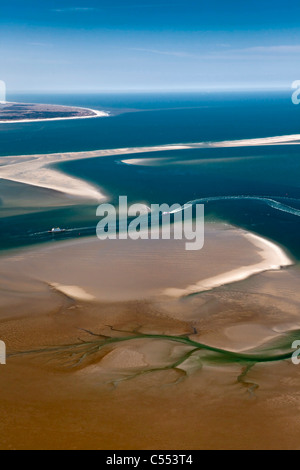 Niederlande, Insel Terschelling, Gruppe von Inseln genannt Wattenmeer. UNESCO-Weltkulturerbe. Bei Ebbe. Fähre. Luft. Stockfoto