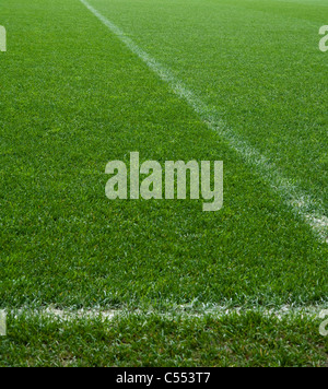 Weiße Linien auf dem Fußballplatz. Stockfoto