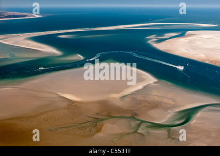 Niederlande, Insel Terschelling, Gruppe von Inseln genannt Wattenmeer. UNESCO-Weltkulturerbe. Bei Ebbe. Fähre. Luft. Stockfoto