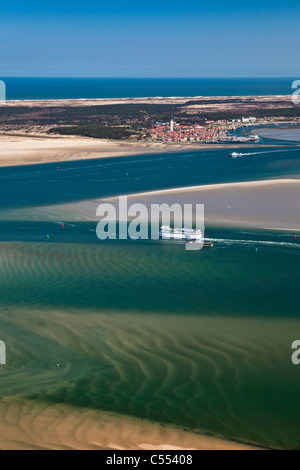 Holland, Insel Terschelling, Wattenmeer. UNESCO-Weltkulturerbe. Bei Ebbe. Fähre, Dorf Terschelling West. Luft. Stockfoto