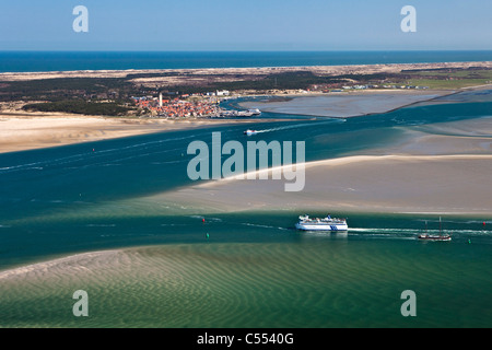 Holland, Insel Terschelling, Wattenmeer. UNESCO-Weltkulturerbe. Bei Ebbe. Fähre, Dorf Terschelling West. Luft. Stockfoto