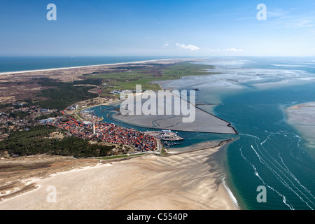 Holland, Insel Terschelling, Wattenmeer. UNESCO-Weltkulturerbe. Bei Ebbe. Fähre, Dorf Terschelling West. Luft. Stockfoto