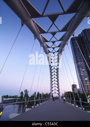 Lizenz erhältlich bei MaximImages.com The Humber River Arch Bridge in Toronto bei Sonnenuntergang, auch bekannt als Humber Bay Gateway Bridge. Kanada Stockfoto
