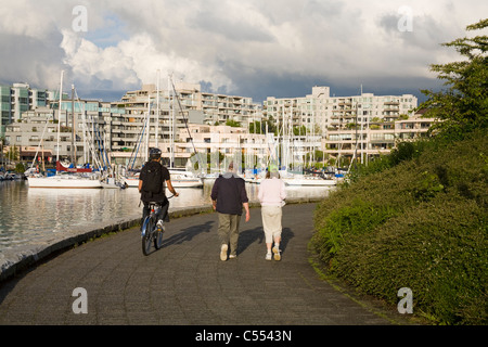 Kanada, British Columbia, Vancouver, False Creek, promenade auf der Zielseite Briefmarken Stockfoto