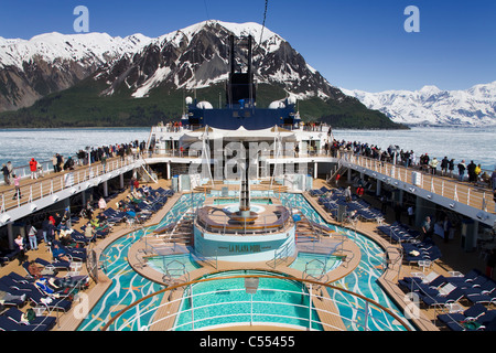 USA, Alaska, Golf von Alaska, Yakatat Bay, Kreuzfahrtschiff in der Nähe von Hubbard Gletscher Stockfoto