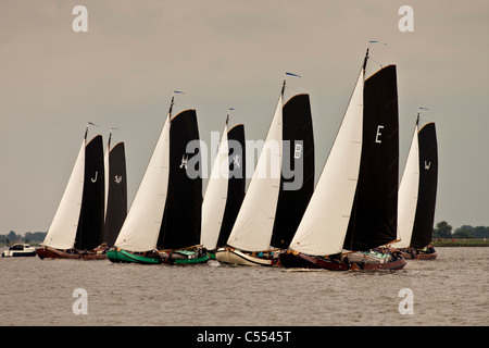 Niederlande, Woudsend, Segeln Rennen genannt Skûtsjesilen, mit traditionellen Flachboden Fracht Boote Skutsjes genannt. Stockfoto