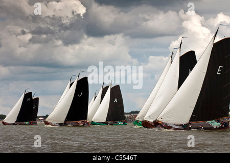 Niederlande, Lemmer, Segeln Rennen genannt Skûtsjesilen, mit traditionellen Flachboden Fracht Boote Skutsjes genannt. Stockfoto