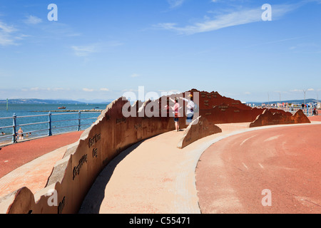 Panorama stahlskulptur von Lake District berge Umrisse auf der Strandpromenade mit Menschen anzeigen. Morecambe, Lancashire, England, Großbritannien Stockfoto