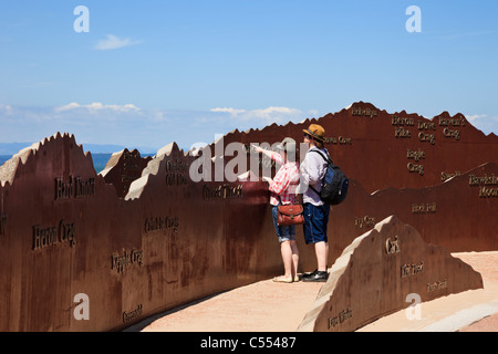 Besucher dieser Seite von Panorama Stahl-Skulptur des Lake District Berge Umriss auf Meer in Morecambe, Lancashire, England, UK. Stockfoto