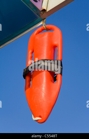 Rote Schwimmer hängt an einer Rettungsschwimmer-Hütte, Venice Beach, Los Angeles, Kalifornien, USA Stockfoto