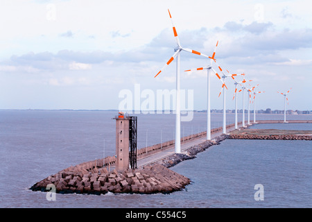 Leuchtturm mit Windkraftanlagen, Osten Wellenbrecher Leuchtturm, Hafen von Brügge-Zeebrügge, Brügge, Belgien Stockfoto