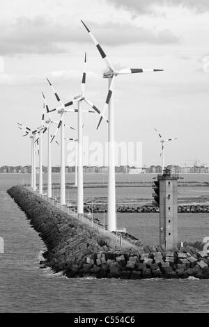 Leuchtturm mit Windkraftanlagen, Osten Wellenbrecher Leuchtturm, Hafen von Brügge-Zeebrügge, Brügge, Belgien Stockfoto