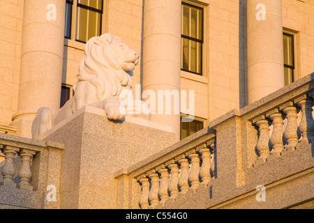 USA, Utah, Salt Lake City, Löwe Skulptur am State Capitol Building Stockfoto