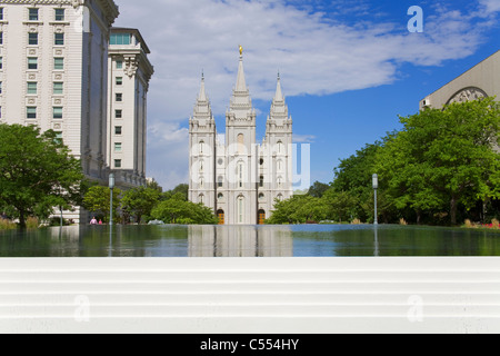 USA, Utah, Salt Lake City, Tempel der Mormonen und Wasserbecken auf dem Tempelplatz Stockfoto