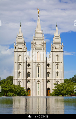 USA, Utah, Salt Lake City, Tempel der Mormonen und Wasserbecken auf dem Tempelplatz Stockfoto