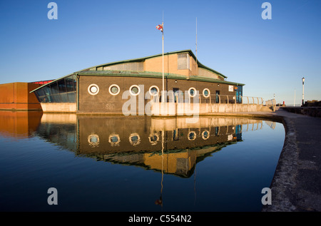 RNLI Lifeboat Station am St. Annes spiegelt sich im Boot pool Stockfoto