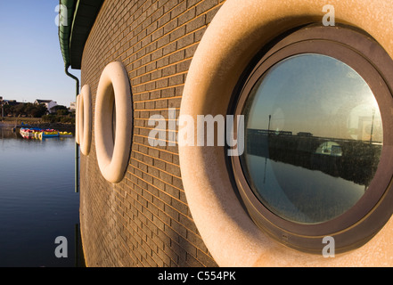 Detail der runden Fenster in der RNLI Lifeboat Station St. Annes Stockfoto