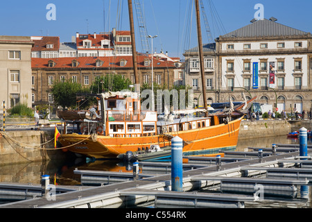 Boot in einem Hafen Darsena Marina, La Coruna, Galicien, Spanien Stockfoto