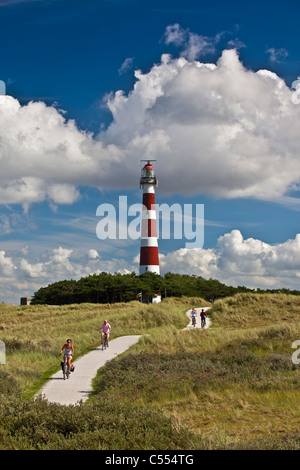 Holland, Insel Ameland, Wattenmeer Inseln. UNESCO-Weltkulturerbe. Leuchtturm. Menschen auf dem Fahrrad zum Strand gehen Stockfoto