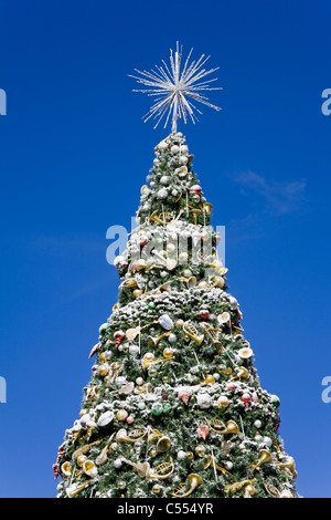 Weihnachtsbaum in einem Einkaufszentrum, Universal Citywalk, Universal Studios Hollywood, Universal City, Los Angeles County, Stockfoto