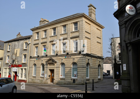 Lloyds Bank, neben The Bell Gastwirtschaft in Shepton Mallet, Somerset. Stockfoto