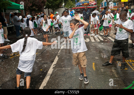 2011 Sommer spielen Straßen in einer Police Athletic League (PAL) Programmwiedergabe Straße in Harlem in New York Stockfoto