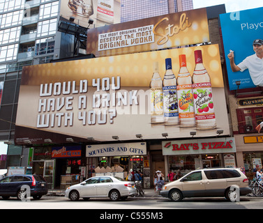 Eine Plakatwerbung Stolichnaya aromatisierte Wodka Times Square in New York auf Montag, 4. Juli 2011. (© Richard B. Levine) Stockfoto