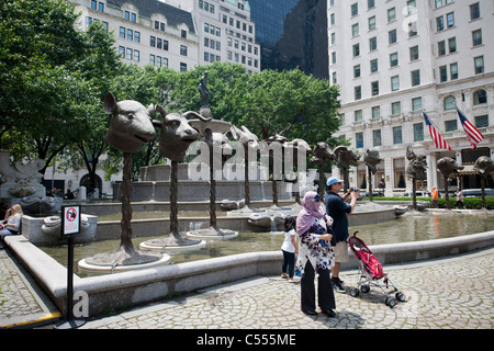 Besucher bewundern "Zodiac Heads" des Künstlers Ai Weiwei in der Pulitzer-Brunnen im Grand Army Plaza in New York Stockfoto