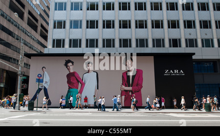 Ein Plakat auf einer Konstruktion, die Schuppen auf der Fifth Avenue in New York kündigt die eminente Ankunft eines Zara-Bekleidungsgeschäft Stockfoto