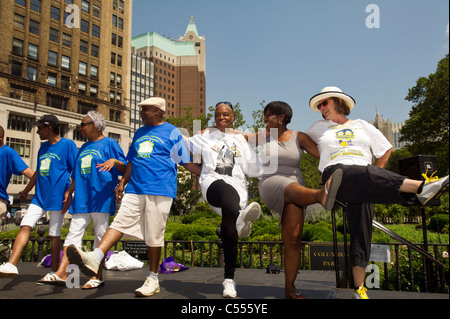 Trainierende teilnehmen der Extraklasse Training in Brooklyn Borough Hall in Brooklyn in New York Stockfoto