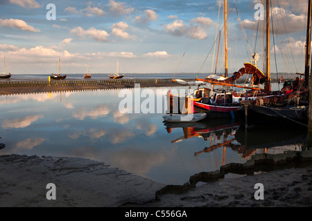 Die Niederlande, Nes, Ameland Insel, gehört zum Wadden Sea Islands. Segelboote auf Schlamm Wohnung im Hafen. Stockfoto