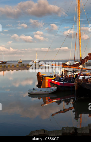 Die Niederlande, Nes, Ameland Insel, gehört zum Wadden Sea Islands. Segelboote auf Schlamm Wohnung im Hafen. Stockfoto