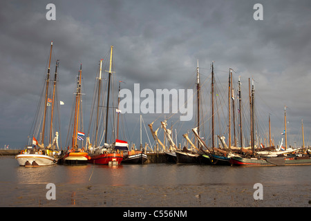 Die Niederlande, Nes, Ameland Insel, gehört zum Wadden Sea Islands. Segelboote auf Schlamm Wohnung im Hafen. Stockfoto