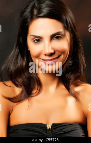 Schöne Frau lächelt in die Kamera Stockfoto