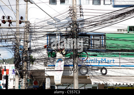 Telegraph Pole und gefährliche Wust an Strom Kabel und Leitungen, Gesundheit und Sicherheit Gefahr in Phuket, Thailand Stockfoto