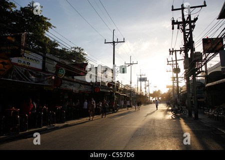 Silhouette von Telegrafenmasten und Strom Leitungen Bangra unterwegs bei Sonnenuntergang in Patong, Phuket, Thailand Stockfoto