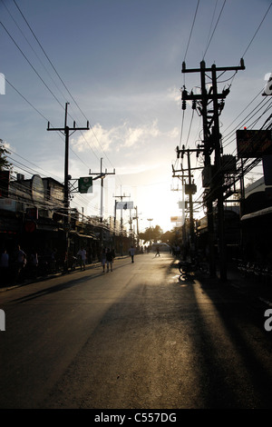 Silhouette von Telegrafenmasten und Strom Leitungen auf Bangla Road bei Sonnenuntergang in Patong, Phuket, Thailand Stockfoto